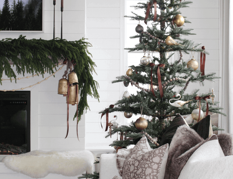 Simple and Chic: Minimalist King of Christmas Tree Trends