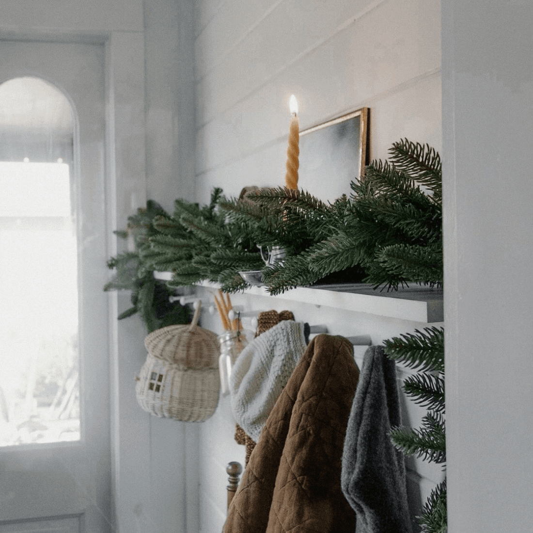 King of Christmas Decorating Ideas for Your Foyer and Front Room